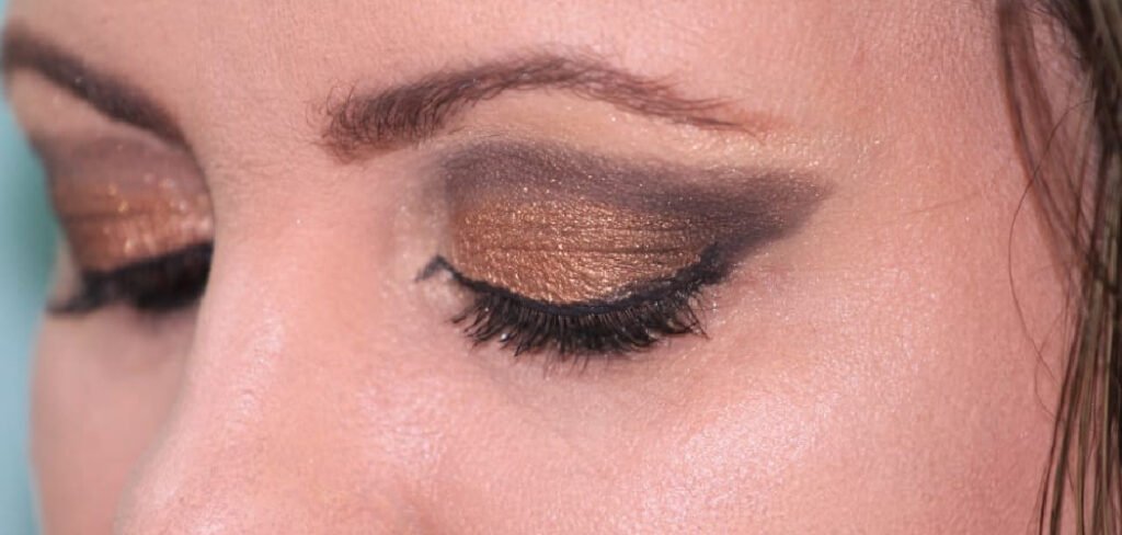 How to Apply Powder Eyeliner