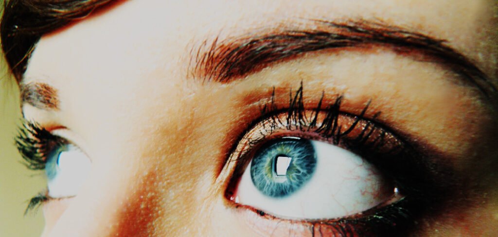How to Use White Mascara