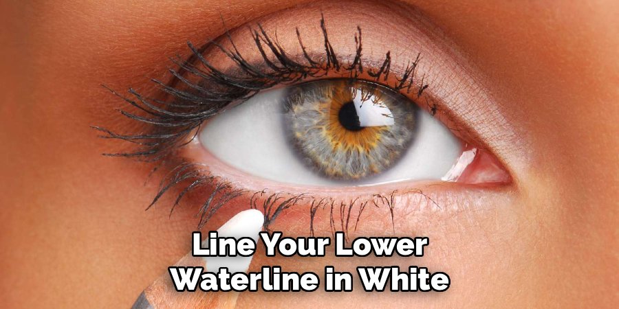 Line Your Lower Waterline in White
