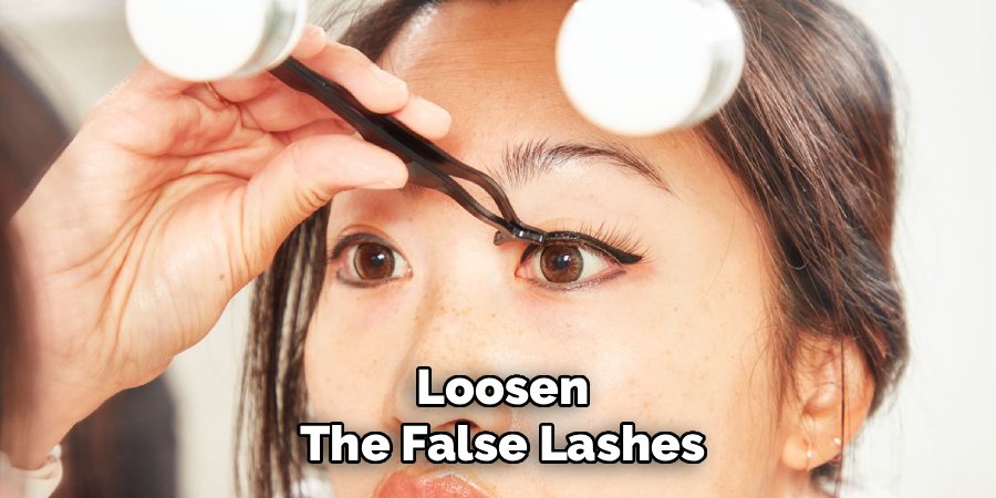 Loosen the False Lashes
