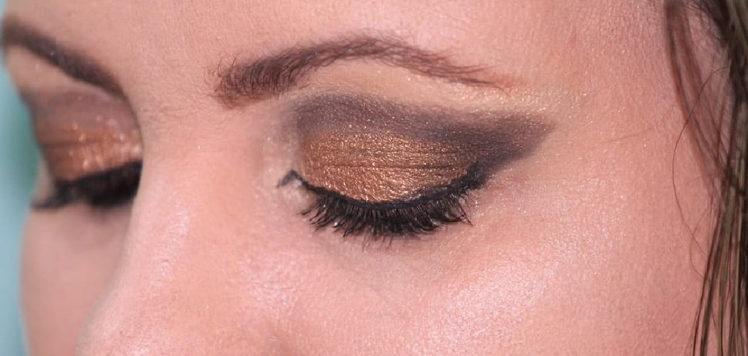 How to Apply Powder Eyeliner